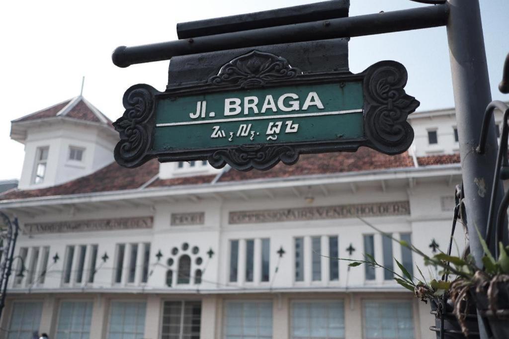 The Batik Bed And Coffee Bandung Hotel Exterior foto